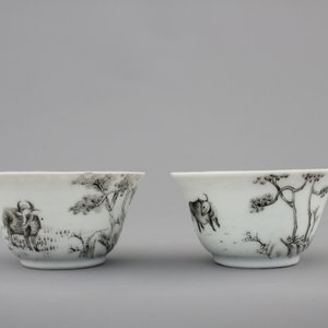 Two fine Chinese grisaille, gilt and iron-red cups and saucers and a small teapot, Yongzheng-Qianlong, 18th C. — photo 12