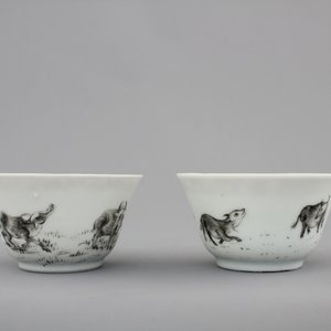 Two fine Chinese grisaille, gilt and iron-red cups and saucers and a small teapot, Yongzheng-Qianlong, 18th C. — photo 13