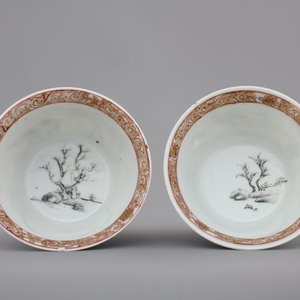 Two fine Chinese grisaille, gilt and iron-red cups and saucers and a small teapot, Yongzheng-Qianlong, 18th C. — photo 14