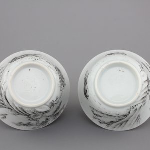 Two fine Chinese grisaille, gilt and iron-red cups and saucers and a small teapot, Yongzheng-Qianlong, 18th C. — photo 15