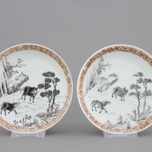 Two fine Chinese grisaille, gilt and iron-red cups and saucers and a small teapot, Yongzheng-Qianlong, 18th C. — photo 2