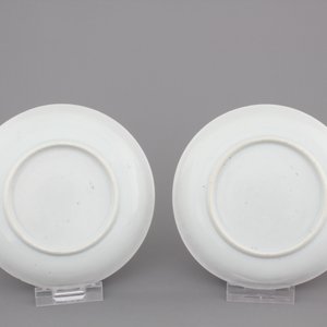Two fine Chinese grisaille, gilt and iron-red cups and saucers and a small teapot, Yongzheng-Qianlong, 18th C. — photo 3