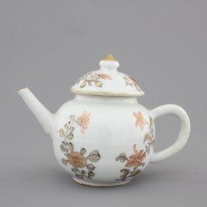Two fine Chinese grisaille, gilt and iron-red cups and saucers and a small teapot, Yongzheng-Qianlong, 18th C. — photo 4