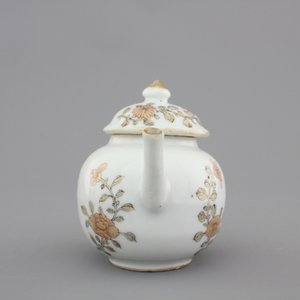 Two fine Chinese grisaille, gilt and iron-red cups and saucers and a small teapot, Yongzheng-Qianlong, 18th C. — photo 5