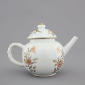 Two fine Chinese grisaille, gilt and iron-red cups and saucers and a small teapot, Yongzheng-Qianlong, 18th C. — photo 6