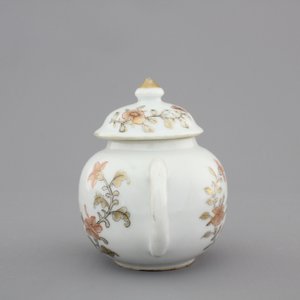 Two fine Chinese grisaille, gilt and iron-red cups and saucers and a small teapot, Yongzheng-Qianlong, 18th C. — photo 7
