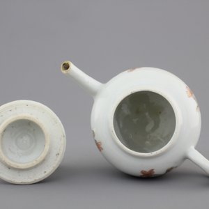 Two fine Chinese grisaille, gilt and iron-red cups and saucers and a small teapot, Yongzheng-Qianlong, 18th C. — photo 8