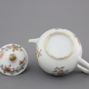 Two fine Chinese grisaille, gilt and iron-red cups and saucers and a small teapot, Yongzheng-Qianlong, 18th C. — photo 9