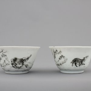 Two fine Chinese grisaille, gilt and iron-red cups and saucers and a small teapot, Yongzheng-Qianlong, 18th C. — photo 10