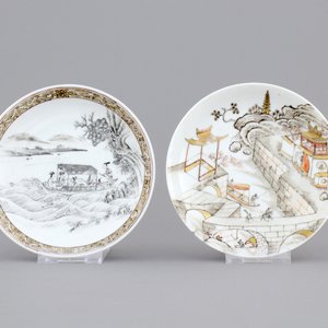 Two fine Chinese porcelain grisaille and gilt saucers, Yongzheng, 1722-1735 — photo 1