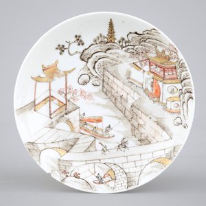 Two fine Chinese porcelain grisaille and gilt saucers, Yongzheng, 1722-1735 — photo 2