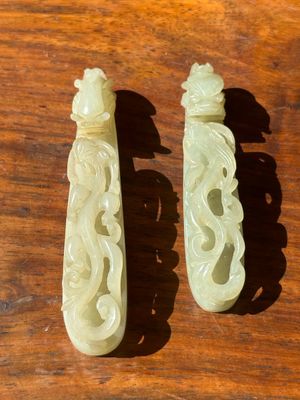 Two fine Chinese white jade carved belt hooks, Qing — photo 1
