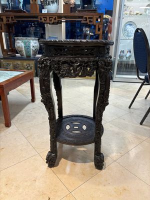 Two finely carved Chinese marble-topped hongmu stands, 19th C. — 照片 12