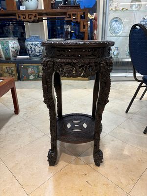 Two finely carved Chinese marble-topped hongmu stands, 19th C. — 照片 14