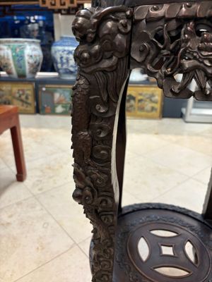 Two finely carved Chinese marble-topped hongmu stands, 19th C. — 照片 18