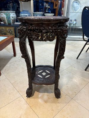 Two finely carved Chinese marble-topped hongmu stands, 19th C. — 照片 3