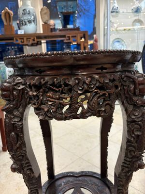 Two finely carved Chinese marble-topped hongmu stands, 19th C. — 照片 6