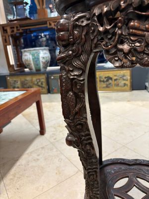 Two finely carved Chinese marble-topped hongmu stands, 19th C. — 照片 7