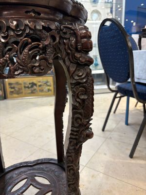 Two finely carved Chinese marble-topped hongmu stands, 19th C. — 照片 8