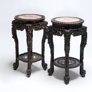 Two finely carved Chinese marble-topped hongmu stands, 19th C. — 照片 1