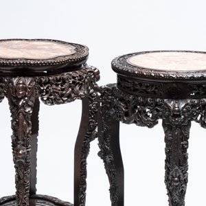 Two finely carved Chinese marble-topped hongmu stands, 19th C. — 照片 2