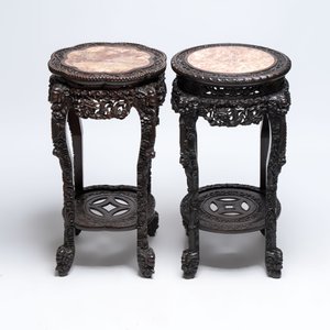 Two finely carved Chinese marble-topped hongmu stands, 19th C. — 照片 3