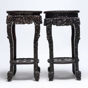 Two finely carved Chinese marble-topped hongmu stands, 19th C. — 照片 4