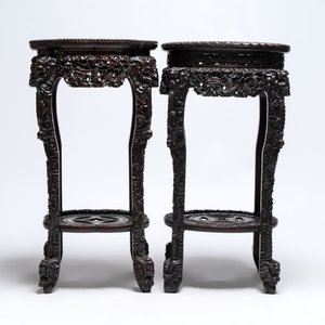 Two finely carved Chinese marble-topped hongmu stands, 19th C. — 照片 6