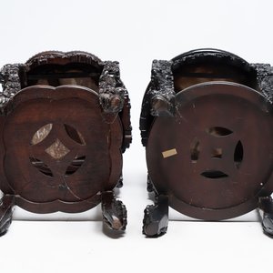 Two finely carved Chinese marble-topped hongmu stands, 19th C. — 照片 9