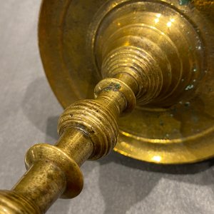 Two Flemish or Dutch knotted bronze candlesticks, 16th C. — 照片 25