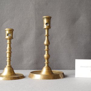 Two Flemish or Dutch knotted bronze candlesticks, 16th C. — 照片 8