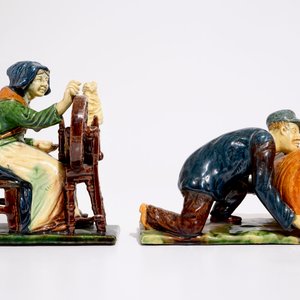 Two Flemish pottery figures of a lace maker and a barrel pusher, prob. Laigneil workshop, 20th C. — photo 2