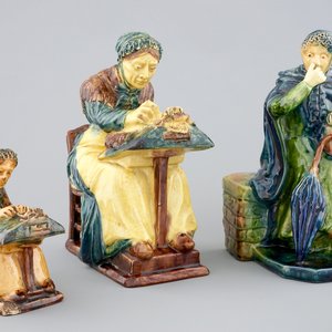 Two Flemish pottery lacemakers and a market lady, 1st half 20th C. — 照片 1