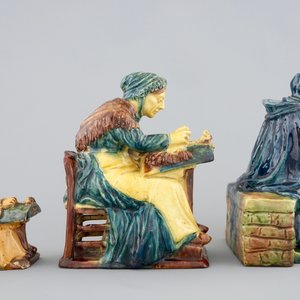 Two Flemish pottery lacemakers and a market lady, 1st half 20th C. — 照片 2