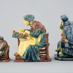 Two Flemish pottery lacemakers and a market lady, 1st half 20th C. — 照片 4