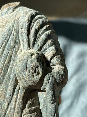 Two Gandhara grey schist torsos of Buddha and a tiger sculpture, 1st/3rd C. — foto 28