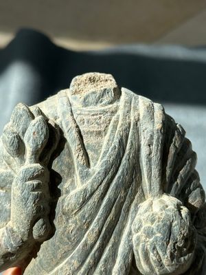 Two Gandhara grey schist torsos of Buddha and a tiger sculpture, 1st/3rd C. — foto 29