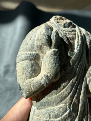 Two Gandhara grey schist torsos of Buddha and a tiger sculpture, 1st/3rd C. — foto 30