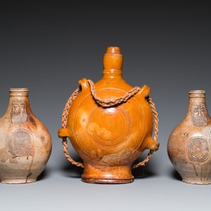 Two German stoneware bellarmine jugs and a pilgrim's flask, 17th C. — 照片 2