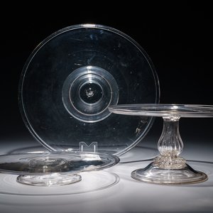 Two glass tazza's on low foot and one taller model, England, 17/19th C. — 照片 1