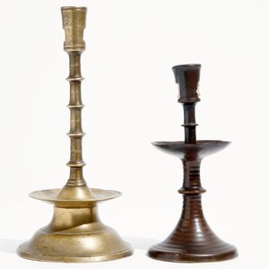 Two gothic bronze candlesticks, Low Countries, 15/16th C. — 照片 2