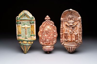 Two Hispano-Moresque lustre-glazed holy water fonts and a polychrome holy water font, Spain, 17/18th C. — foto 2
