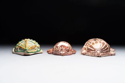 Two Hispano-Moresque lustre-glazed holy water fonts and a polychrome holy water font, Spain, 17/18th C. — foto 3