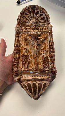 Two Hispano-Moresque lustre-glazed holy water fonts and a polychrome holy water font, Spain, 17/18th C. — foto 9