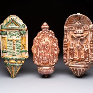 Two Hispano-Moresque lustre-glazed holy water fonts and a polychrome holy water font, Spain, 17/18th C. — foto 1