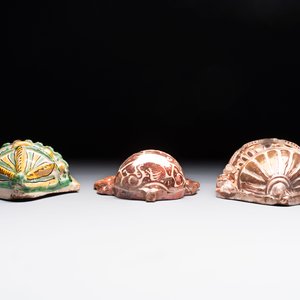 Two Hispano-Moresque lustre-glazed holy water fonts and a polychrome holy water font, Spain, 17/18th C. — foto 4