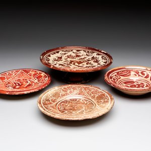 Two Hispano-Moresque lustre-glazed plates, a bowl and a tazza, Spain, 17/18th C. — photo 1