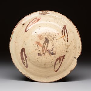 Two Hispano-Moresque lustre-glazed plates, a bowl and a tazza, Spain, 17/18th C. — photo 7