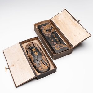 Two imperial Chinese 'Dragon' ink cakes, Xuande, Qianlong and Yang Xing Dian 養性殿 mark, one dated 1771, 18th C. — photo 1