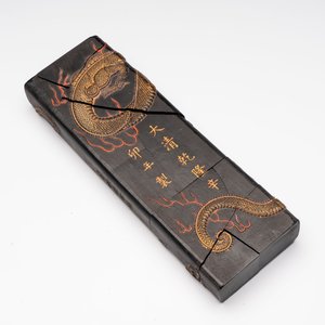 Two imperial Chinese 'Dragon' ink cakes, Xuande, Qianlong and Yang Xing Dian 養性殿 mark, one dated 1771, 18th C. — photo 7